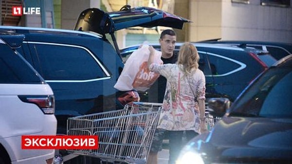 2. Вместе погрузив покупки в багажники, супруги сели по разным машинам