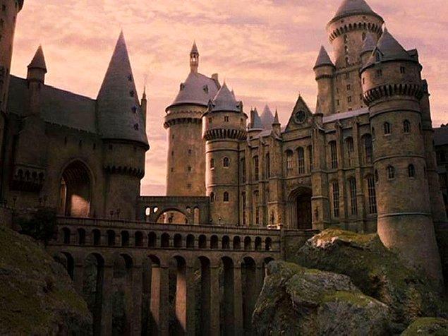 10. Hogwarts Cadılık ve Büyücülük Okulu - Harry Potter