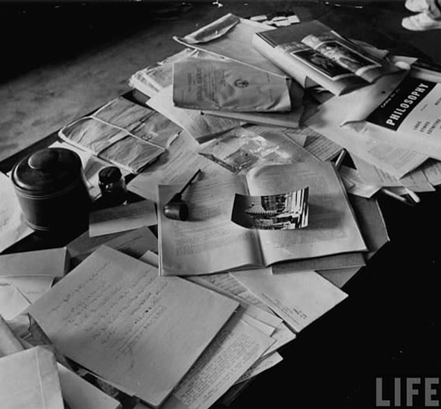 7. Einstein'in ölümünden bir gün sonra fotoğraflanan çalışma masası.