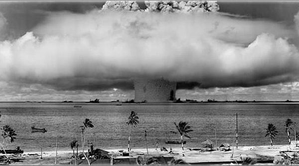 11. 15 kilotonluk nükleer patlayıcının su altında patlama anı.