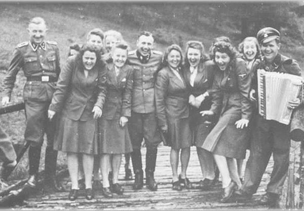13. 1942 yılında, Auschwitz kampında görevli SS subayları.