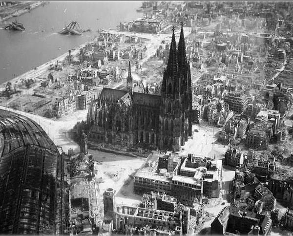 16. 1944 senesinde bombalanan Köln şehrinde, tek ayakta kalan yapı, Köln Katedrali.