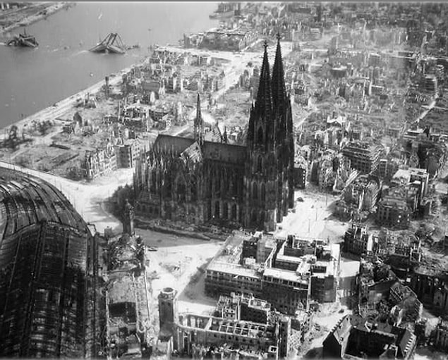 16. 1944 senesinde bombalanan Köln şehrinde, tek ayakta kalan yapı, Köln Katedrali.
