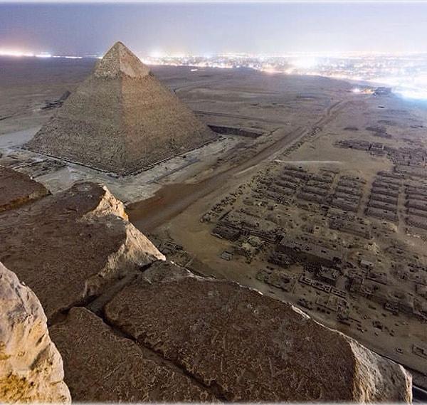 17. Mısır'da bulunan Giza piramidinin illegal olarak çekilmiş bir fotoğrafı.