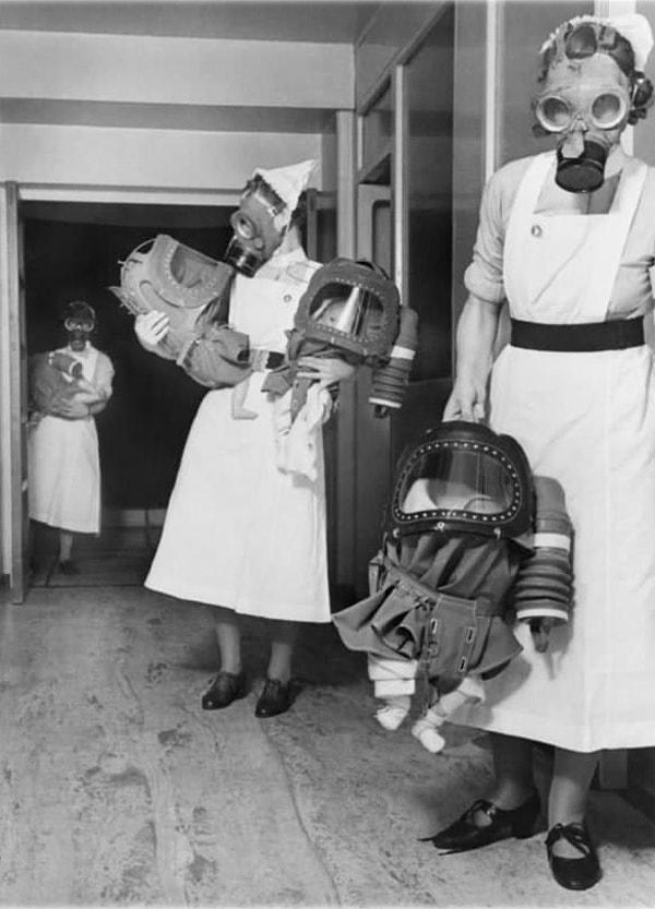 20. 1940 senesinde, İngiltere'deki hastanelerde yatan bebekler için denenen gaz maskeleri.