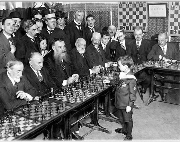 21. 8 yaşındaki Samuel Reshevsky'nin, Fransa'da satranç ustalarını madara ettiği an.