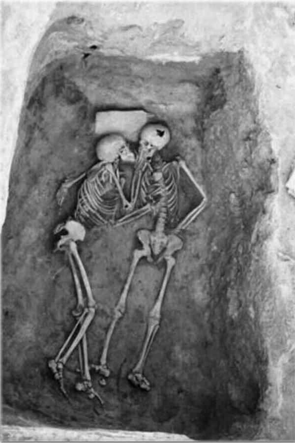 23. 2800 yıllık bir öpüşme.