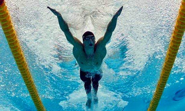 5. Michael Phelps'in Olimpiyat Tarihinin En Önemli Anlarından Birisine İmza Atması