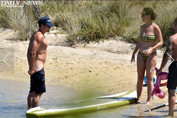 На самом деле, ничего особенного, кроме того, что Орландо стоит в кепке и без трусов.