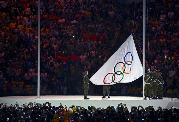 Olimpiyat bayrağı göndere çekildi