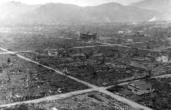 13. Tsutomu Yamaguchi adlı bir adam işe gitmek için Hiroshima'dan trene bindi ve şans eseri saldırıdan kurtuldu.