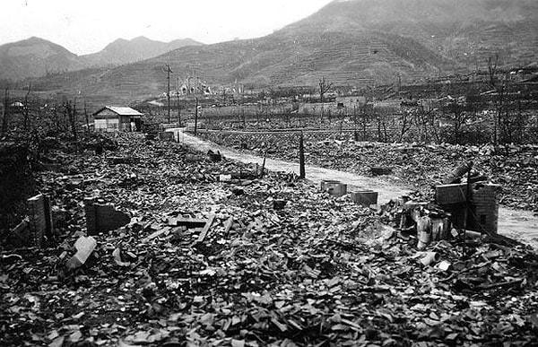 14. 1964'te Hiroşima'da saldırılarda hayatını kaybedenleri anmak amacıyla "Barış Ateşi" yakıldı.