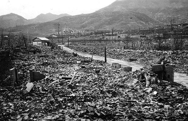 14. 1964'te Hiroşima'da saldırılarda hayatını kaybedenleri anmak amacıyla "Barış Ateşi" yakıldı.