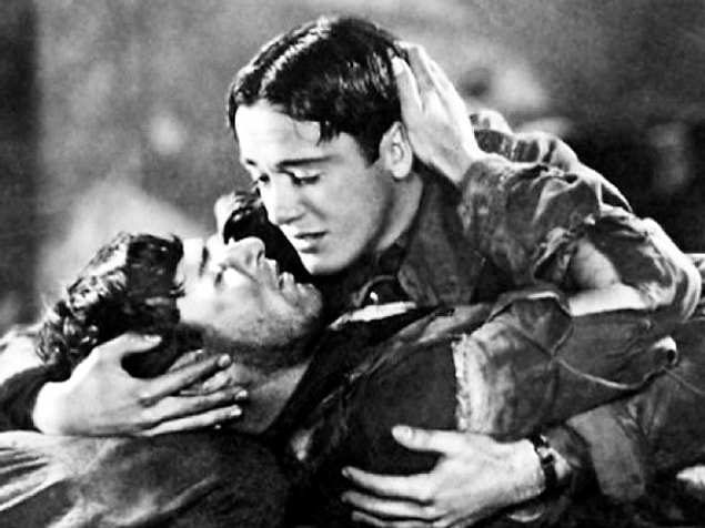 9. İki erkeğin öpüştüğü ilk film, 1927 yapımı "Wings" filmidir.