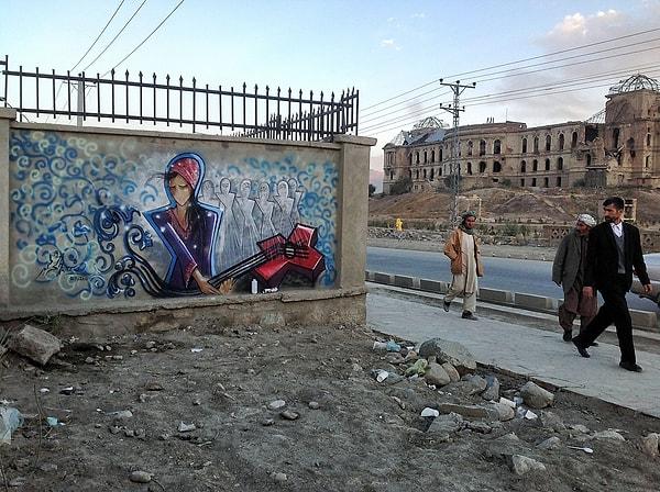 Tabii bir Afgan kadını olarak bunu gerçekleştirebilmesi hiç kolay değil. Dinsel ve geleneksel kısıtlamalar sebebiyle, sokaklarda özgürce dolaşması bile kolay değilken, sokak sanatı yapabilmek için karşılaşabileceği engelleri varın siz düşünün.