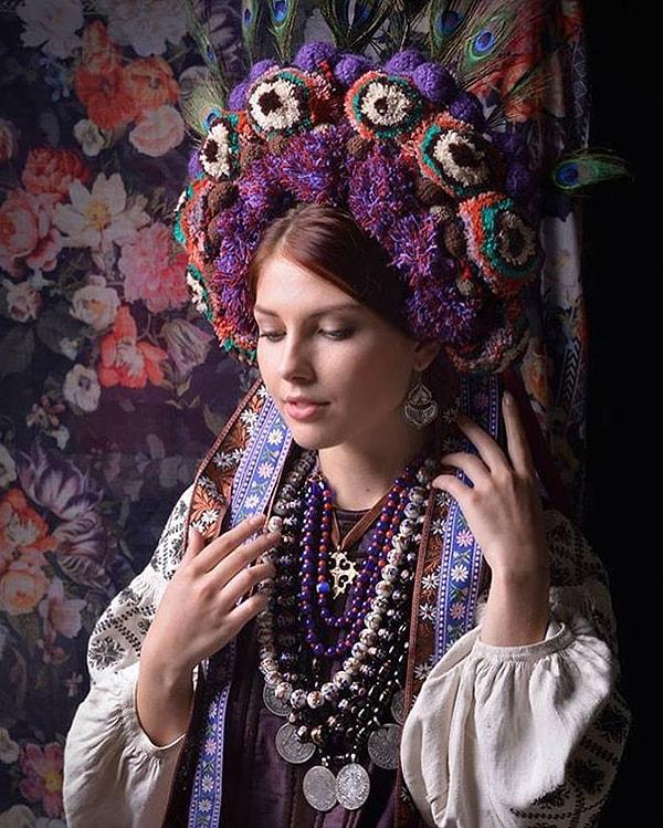 4. Ukrayna'ya özgü geleneksel saç süslerini/taçları, günümüz kadın ve çocuklarına giydirerek yeni bir görünüm elde ettiler.