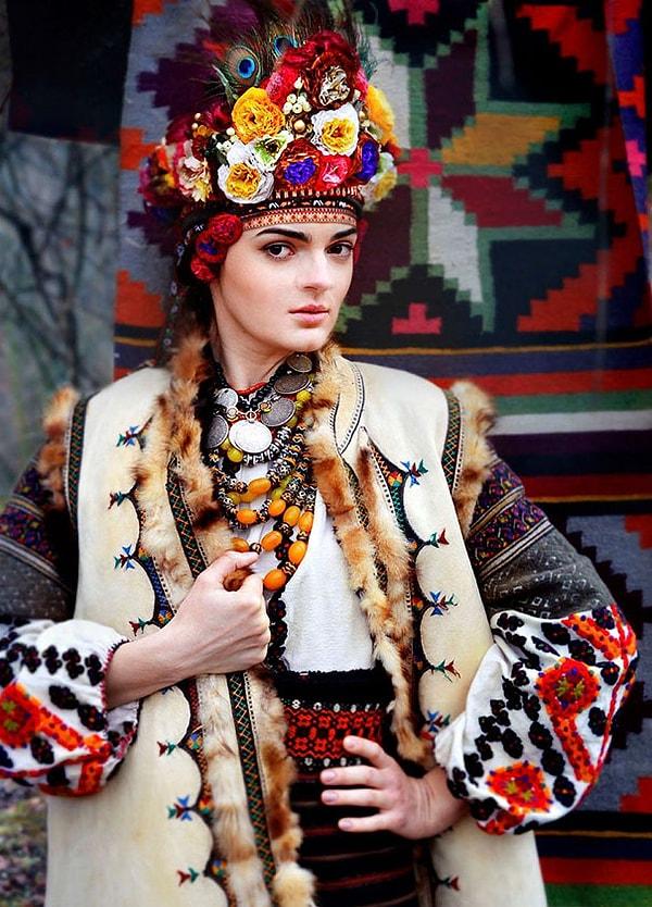 14. Çiçeklerden yapılan saç süsleri, Ukrayna geleneklerine göre temizliği ve masumluğu simgeliyor.