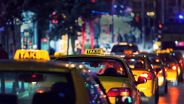 İneceğin yere geldin. Taksici ödeme yapmanı bekliyor, ama deney öncesinde ceplerindeki her şey boşaltıldığı için paran da yok.