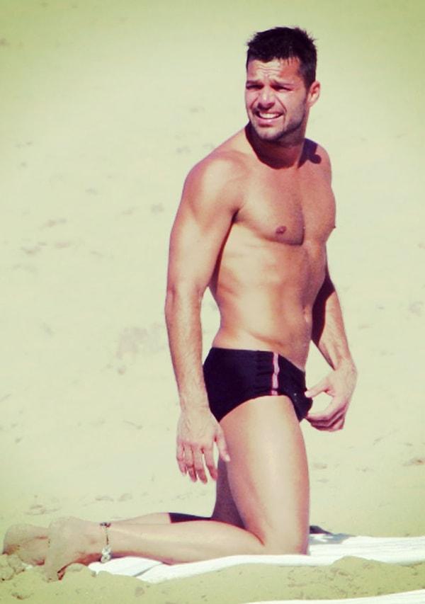 10. Ricky Martin bu fotoğrafta tam olarak ne yapıyor bilmiyoruz ama slip mayonun en yakıştığı isimlerden kendisi.