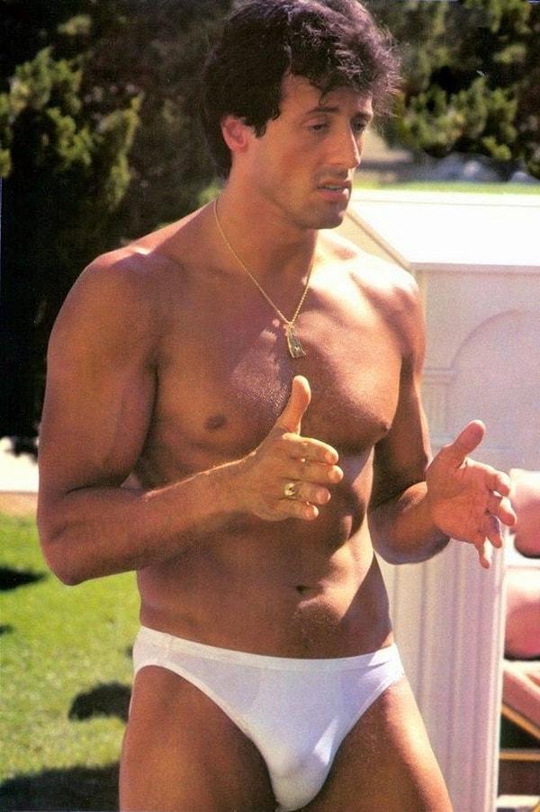 13. Sylvester Stallone slip mayoda beyazı tercih etmiş. Cesur bir renk değil mi?