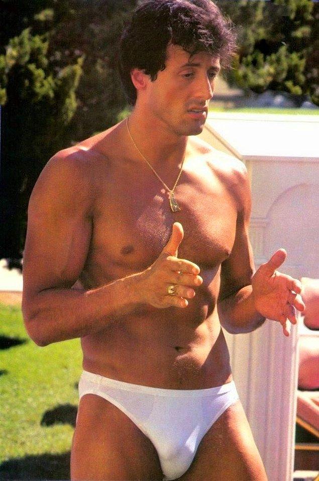 13. Sylvester Stallone slip mayoda beyazı tercih etmiş. Cesur bir renk değil mi?