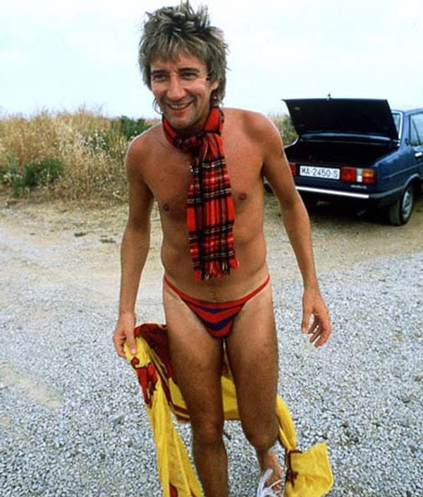 16. Rod Steward ipli slip mayosunu kaşkolu ile kombinleyip slip mayonun her türlü yaratıcılığa açık bir deniz kıyafeti olduğunu herkese göstermiş.