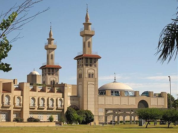 10. Arjantin, Latin Amerika'nın en büyük camisine sahiptir. 1996 yılında Suudi Arabistan kralı Fahd yardımıyla yapılmıştır.