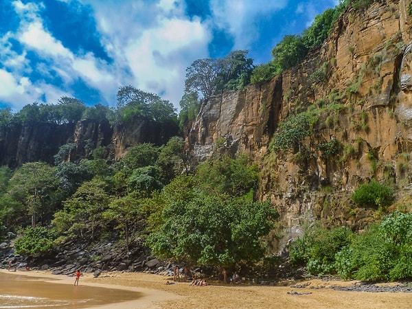 20. Пляж Baía do Sancho в Бразилии.