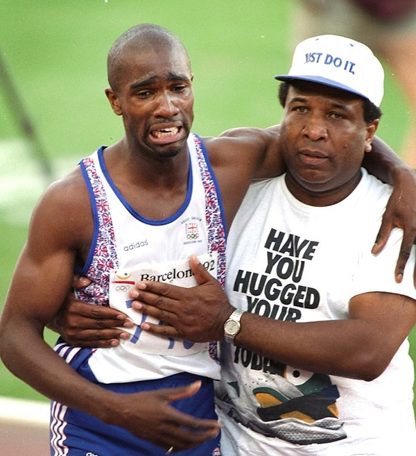 1. Дерек Редмонд и его отец вместе пересекают финишную прямую