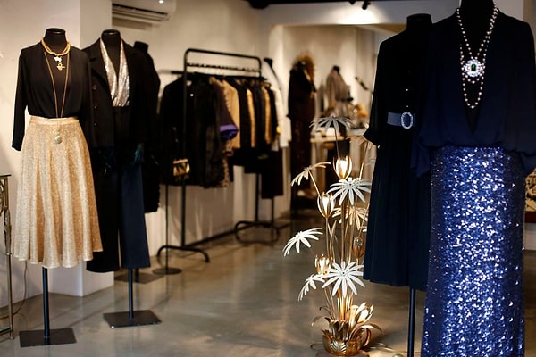 4. Создать бутик с продаваемой в нем красивой одеждой.