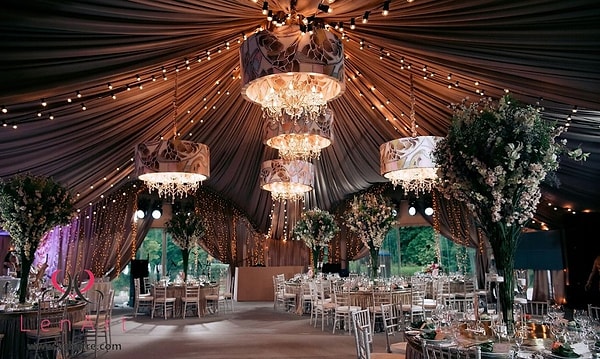 2. Заниматься организацией свадеб и торжеств.