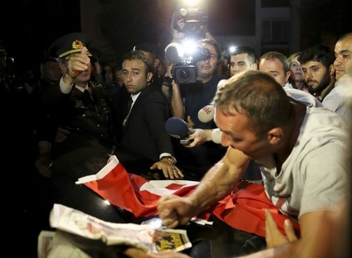 Hulusi Akar'ın Aracına Gülen'in Fotoğrafını Koyup Yumrukladı!