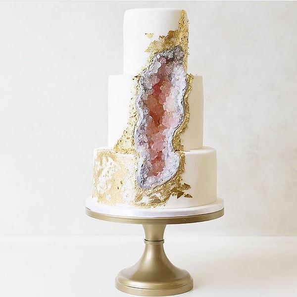 4. Çünkü böyle bir pastanın, gelinlikten sonra düğündeki en ihtişamlı şey olması kuvvetle muhtemel.