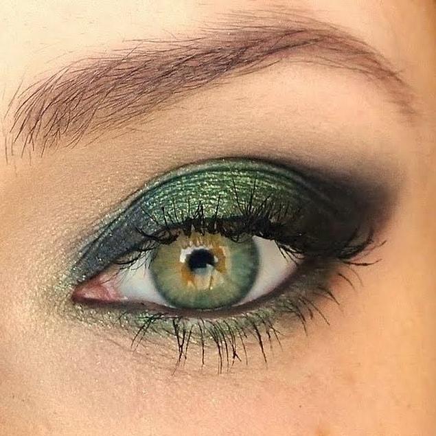 13. People with green or blue eyes would match their eyeshadow, eyeliner and even the mascara's color to their eyes. We would walk as one big eye.