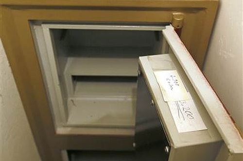 FETÖ'nün Okulunda Elbise Dolabından Girilen Gizli Oda