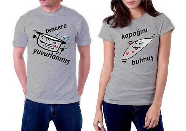 1. Birbirlerinin ne kadar da ruh eşi olduklarını cümle aleme göstermek için komikli tişört giymeleri.