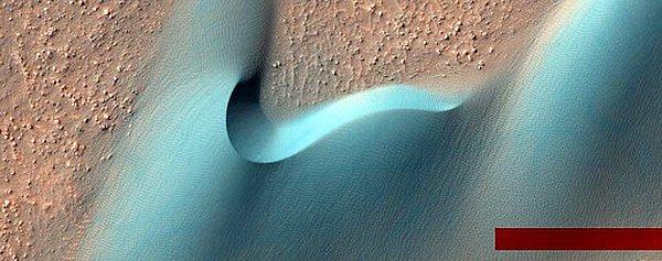 6. Bir kraterde bulunan kum tepeleri. Kırmızı çizgi ise NASA'nın bu fotoğrafı işlediği anlamına geliyor.