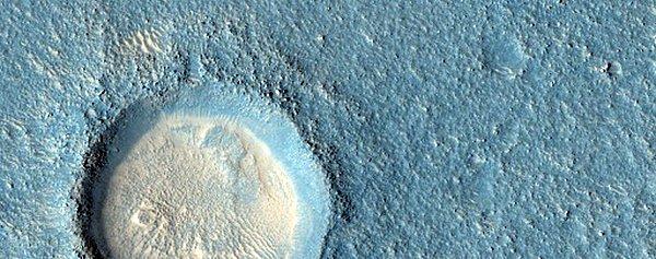 16. Çok geniş ve düz olan Arcadia Planitia ovasında bir krater.