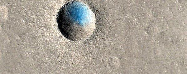 24. Küçük ve yakın zamanda oluşmuş bir çarpma krateri.