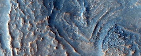 35. Mars'ın buzullarla kaplı olduğuna işaret edebilecek kanallı bir tepe dizisi.