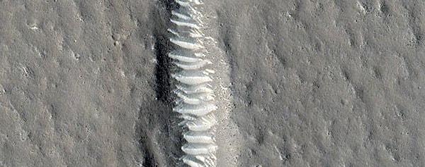 36. Utopia Planitia kırıklar esrarengiz bir biçimde gayet düzenli oluşmuş.