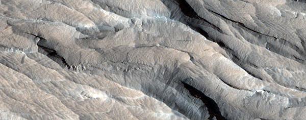 38. Yardangs; yani Mars yüzeyinde meydana gelen sert rüzgarlarla oluşmuş keskin kenarlı tepeler.