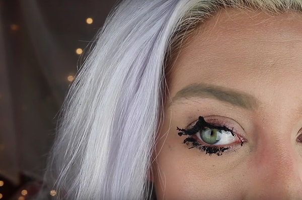 6. А вот эта девушка подумала, что накрасить ресницы в 100 слоев - очень даже хорошая идея