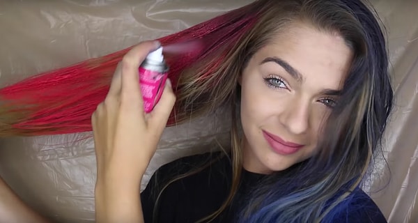 8. Эта юная блогерша нанесла на свои волосы 100 слоев спрей-краски