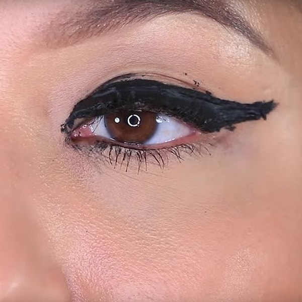 9. Следующая на очереди - девушка со 100 слоями подводки