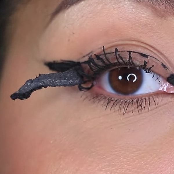 9. Следующая на очереди - девушка со 100 слоями подводки