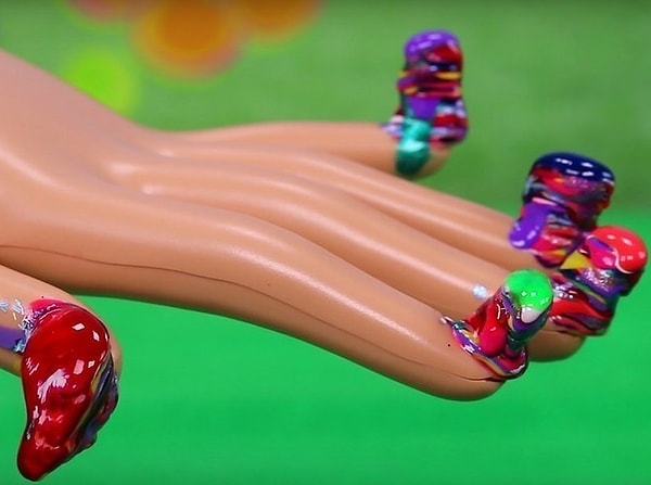 12. Но вряд ли кто-то сумеет переплюнуть Барби с ногтями, накрашенными в 100 слоев