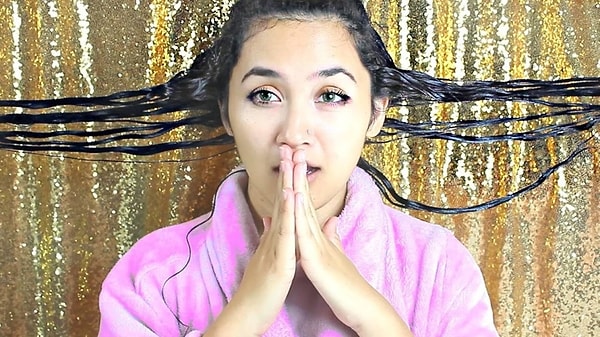 14. И откуда у них столько свободного времени? Эта девушка умудрилась нанести 100 слоев геля для волос