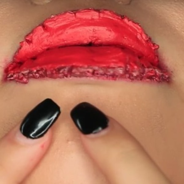 16. Еще один бьюти-ужас - 100 слоев помады