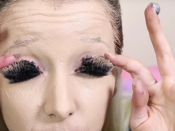 19. И абсолютная "победительница" в битве блогеров - 100 слоев блеска дл губ, 100 слоев основы, 100 слоев лака для ногтей, 100 слоев спрея для волос и бронзатора, по 50 накладных ресниц на каждый глаз